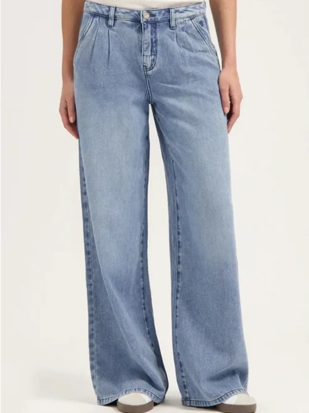 Florez Light Wash Wide Leg Jeans with High Rise